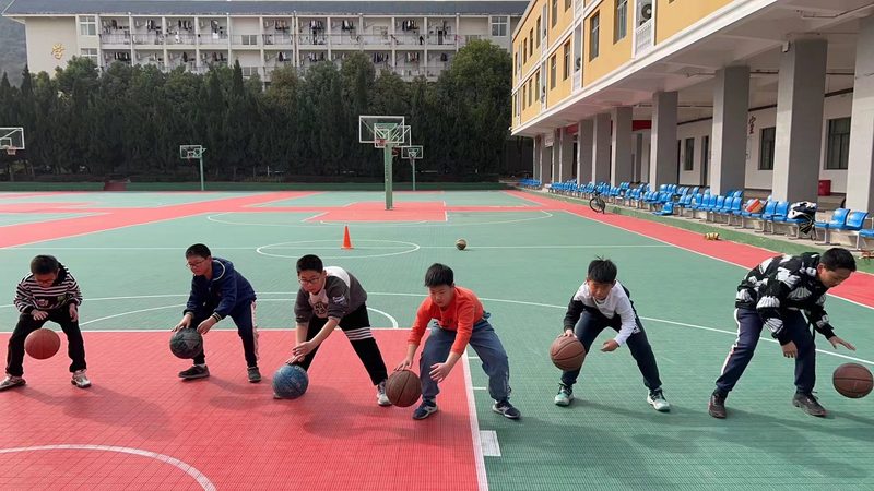 小标题：报名费，背后的成本考量